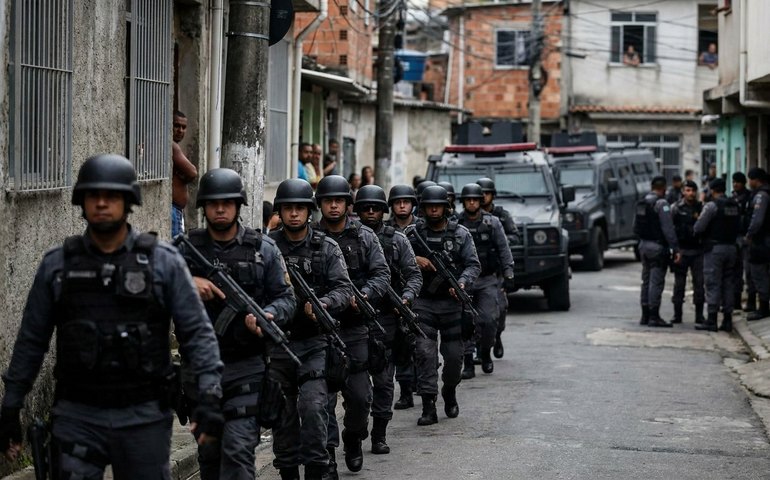 Polícia faz operação na Maré para cumprir mais de 50 mandados contra o TCP