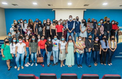 Profissionais do Criança Feliz participam de cerimônia de assinatura de contrato