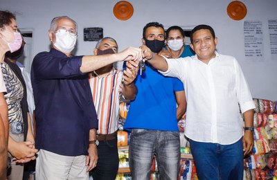 Júlio Cezar entrega ambulância e cestas básicas em Caraíbas Tortas