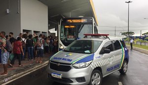 Passageiro é esfaqueado dentro de ônibus no Terminal dos Mercados em Aracaju / Foto: Foto: Aline Aragão/TV Atalaia