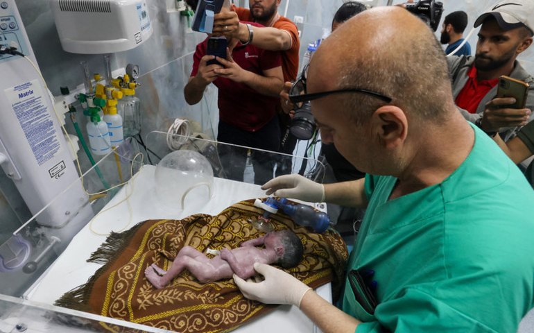 Bebê palestino nasce após morte da mãe em ataque aéreo, e 300 corpos são achados em vala de comum de hospital em Gaza