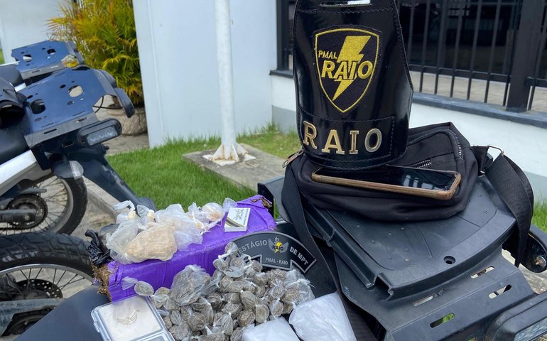 PM flagra homem com maconha, crack e cocaína no Benedito Bentes