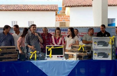 Prefeito Zé Adelson entrega novos equipamentos de informática para a Educação de ODG