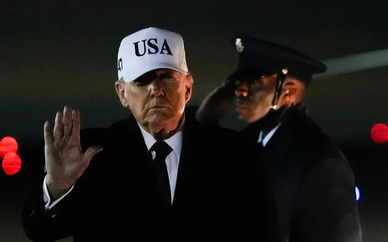 O que os americanos pensam sobre o primeiro ano de Trump de volta ao cargo, de acordo com a pesquisa AP-NORC