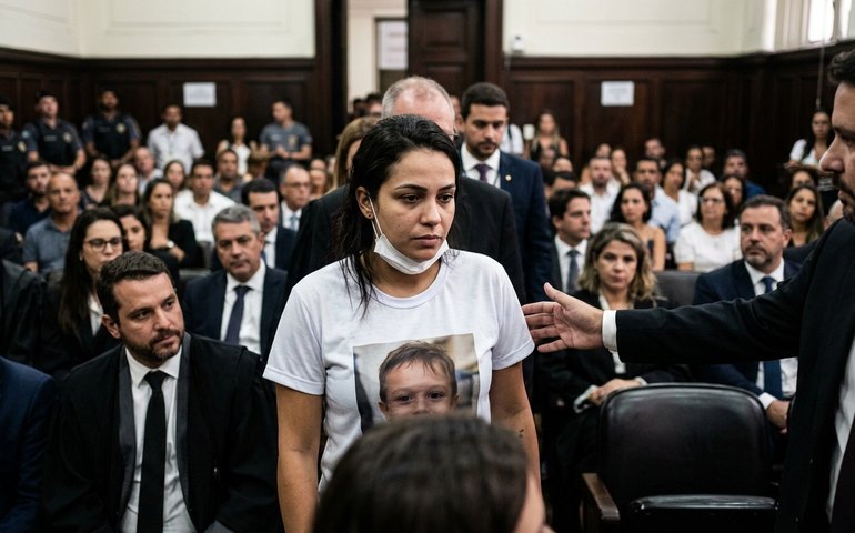 Mãe e ré no caso, Monique veste camisa com foto de Henry na abertura do júri; defesa de Jairinho tenta suspender julgamento