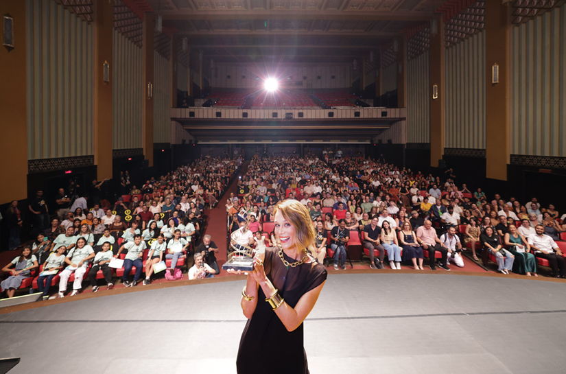 'O Ceará é parte de mim', diz Mariana Ximenes ao receber homenagem no 35° Cine Ceará