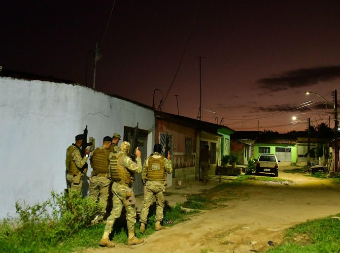 PM apreende fuzil, pistolas e 11 kg de drogas em operação em Rio Largo