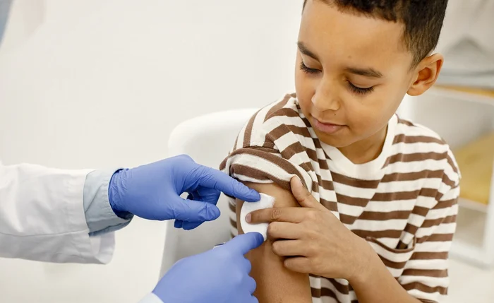 Criança sendo vacinada