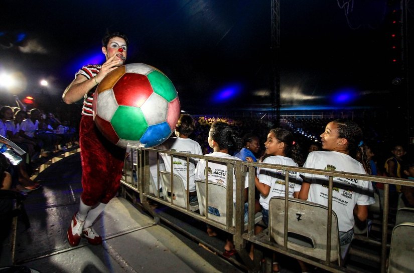 Crianças atendidas pela Semas Maceió vivem tarde de magia no Le Cirque