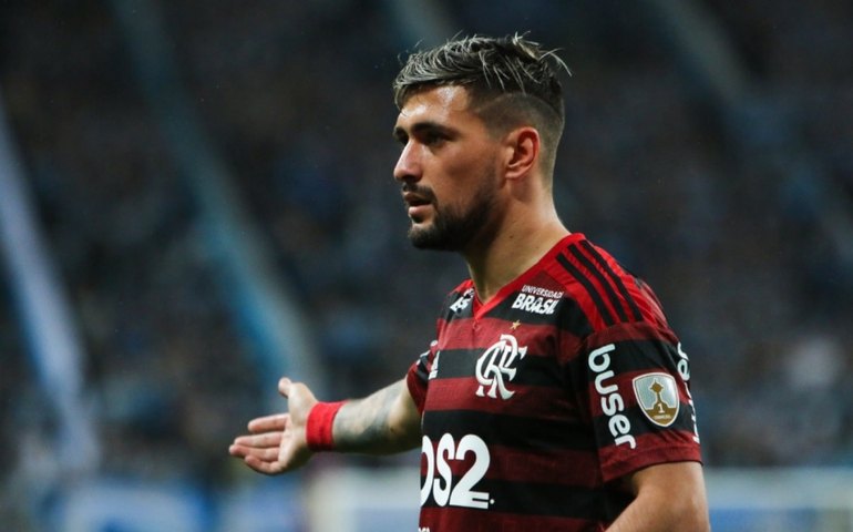 Nasce Milano, primeiro filho de Arrascaeta, horas antes do craque embarcar para o Catar