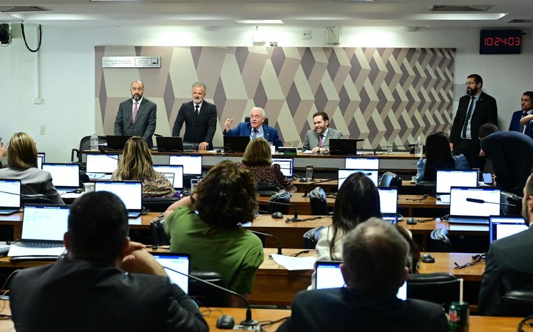 Oposição requenta o tema do voto impresso, apontado por analistas como 'antessala da fraude'