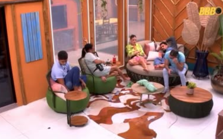 Noite e madrugada do 'BBB 25' têm Prova do Líder, troca de quarto e conversa sobre alianças