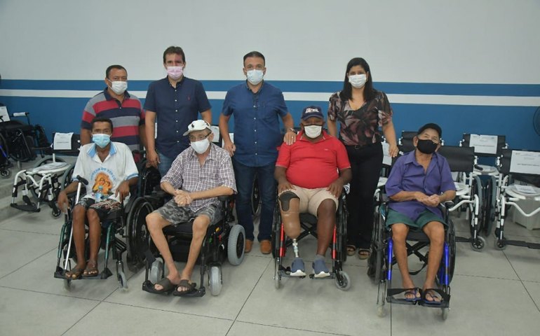 Prefeito Theobaldo Cintra entrega novas cadeiras de rodas em Major Izidoro