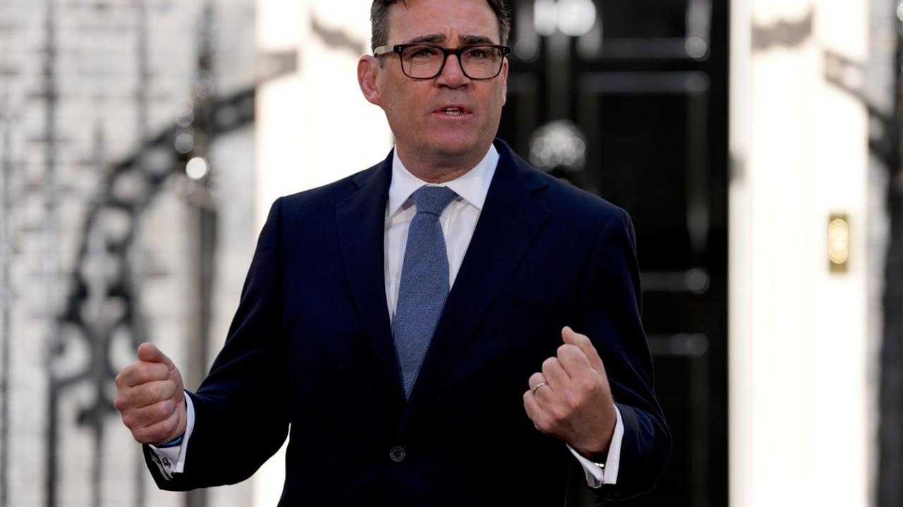 Andy Burnham assume oficialmente o cargo de primeiro-ministro do Reino Unido
