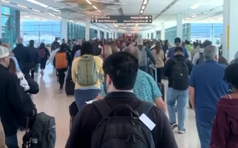 O aeroporto de Kansas City foi evacuado enquanto as autoridades, incluindo o FBI, investigam uma possível ameaça
