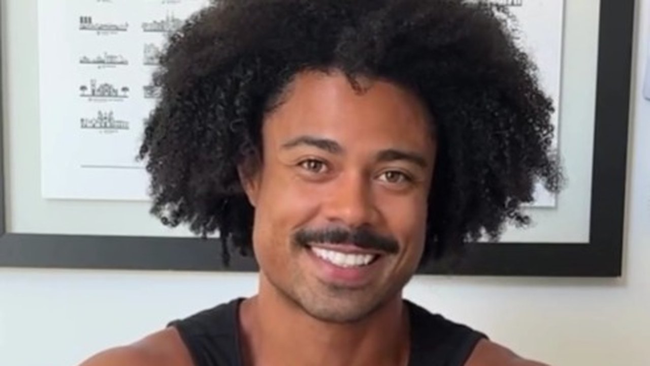 Breno e Marcelo assumem relacionamento após o reality