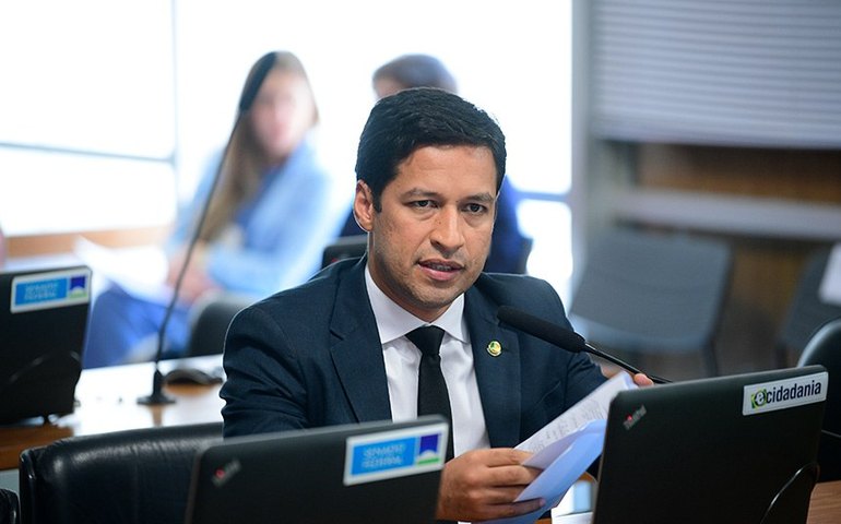 Fornecimento de uniforme escolar para alunos da educação básica vai à sanção