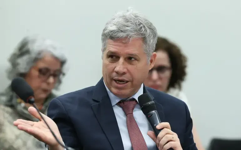 Oposição está dividida e com dificuldade de construir candidatura única, diz Paulo Teixeira