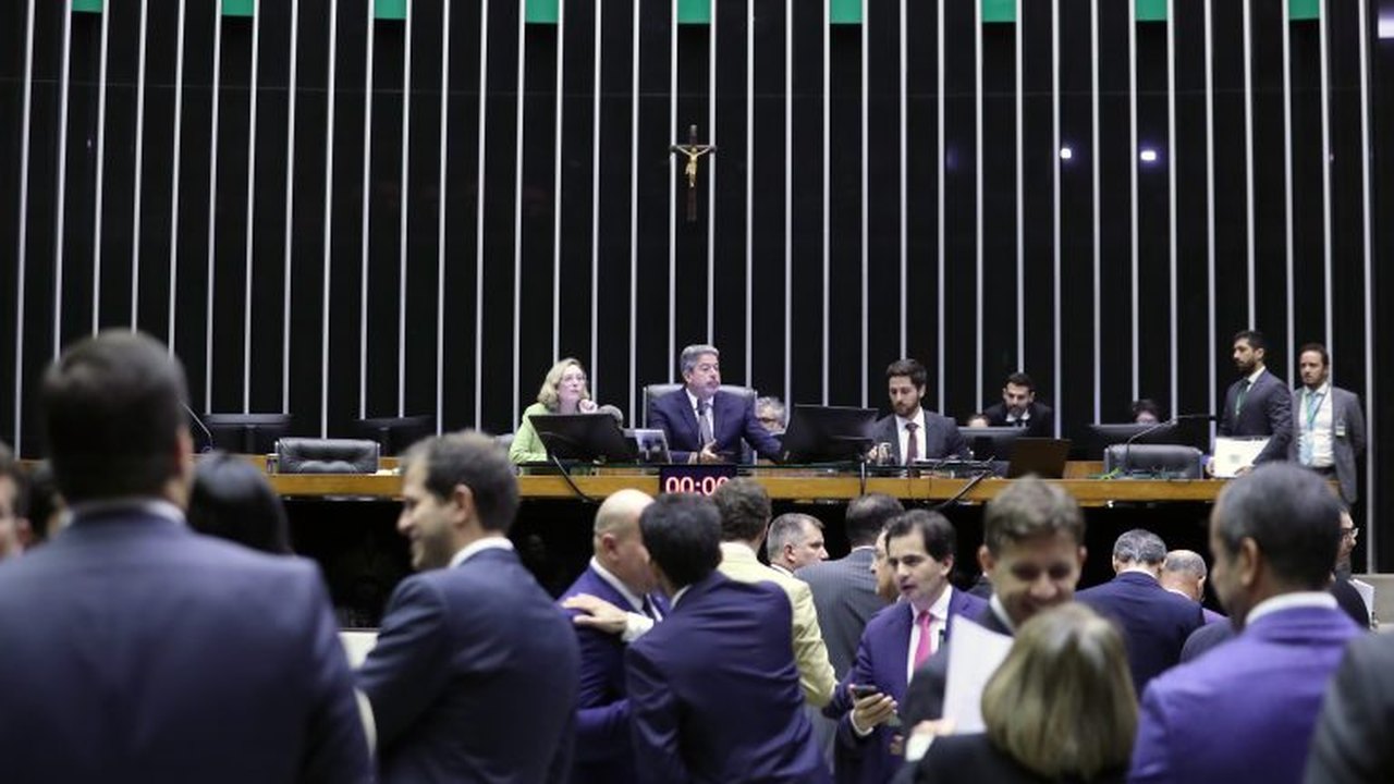 Arthur Lira adia votação do projeto das fake news