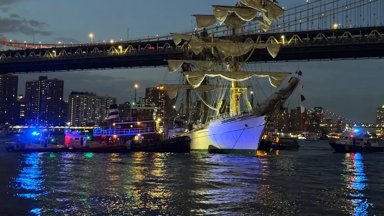 Oficiais federais dos EUA investigam navio mexicano que colidiu com Ponte do Brooklyn em NY