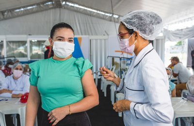 Maceió já tem 70,3% dos adultos imunizados contra a Covid-19