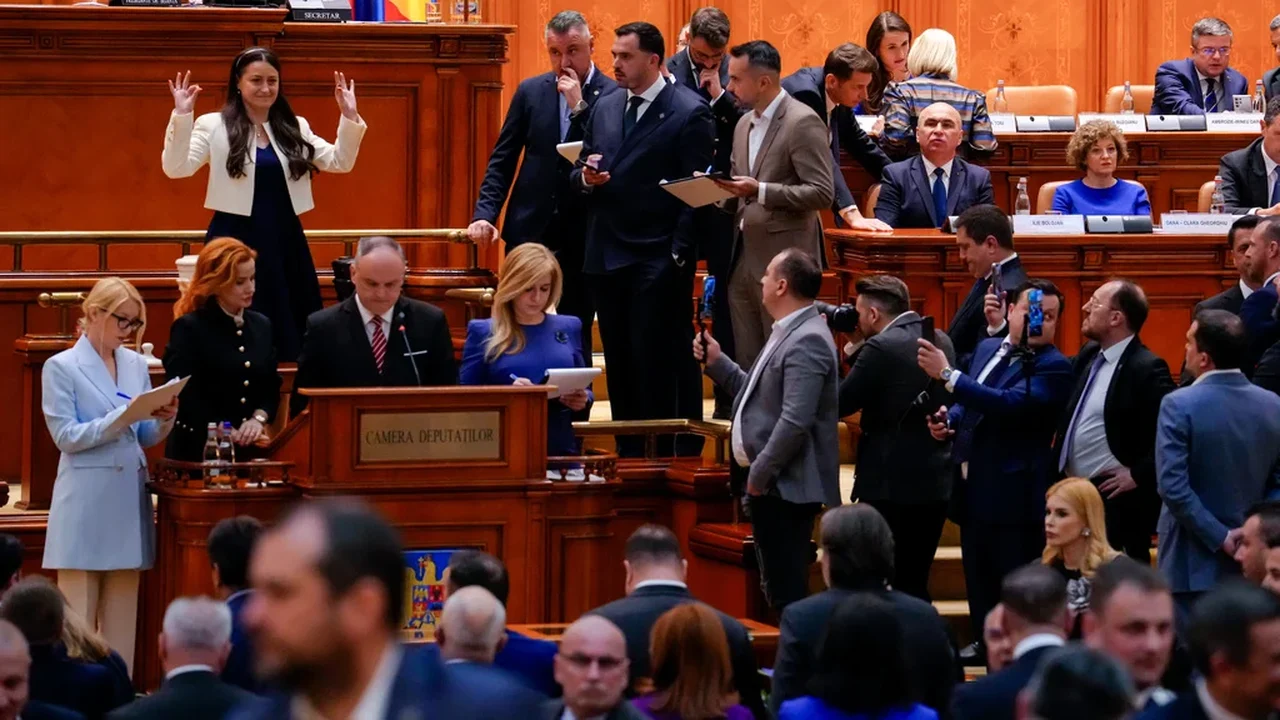 Coligação pró-europeia da Roménia entra em colapso após o primeiro-ministro perder um voto de censura.