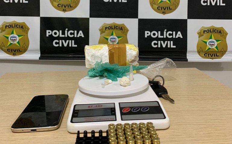 Motorista é abordado por fazer manobras bruscas e polícia encontra drogas dentro do carro