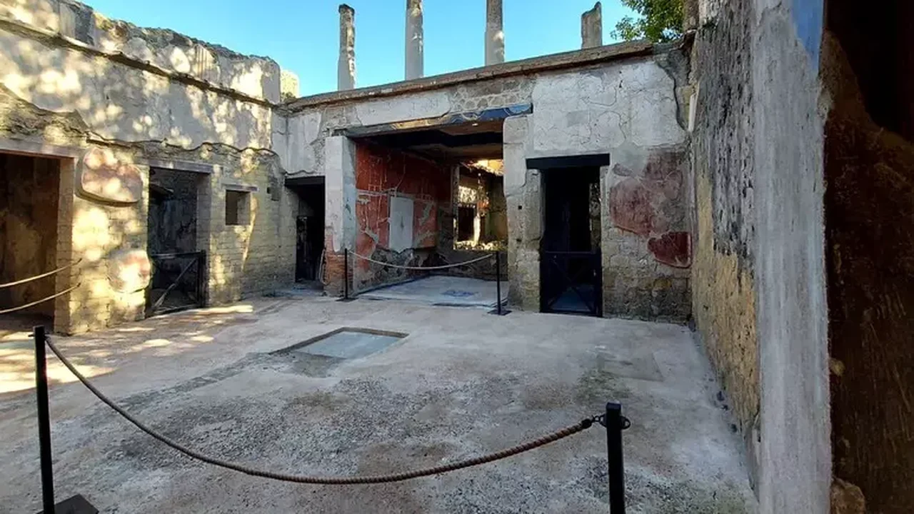Casa no sítio arqueológico de Herculano é reaberta após 30 anos de restauração