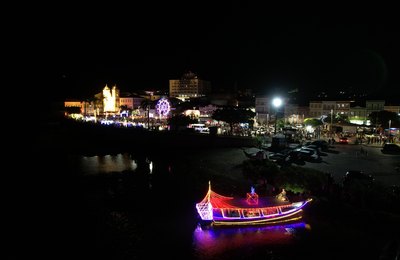 Papai Noel chega através das águas do Velho Chico para celebrar o Penedo Luz 2023