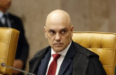 Alexandre de Moraes suspende visitas de Flávio a Bolsonaro na prisão domiciliar