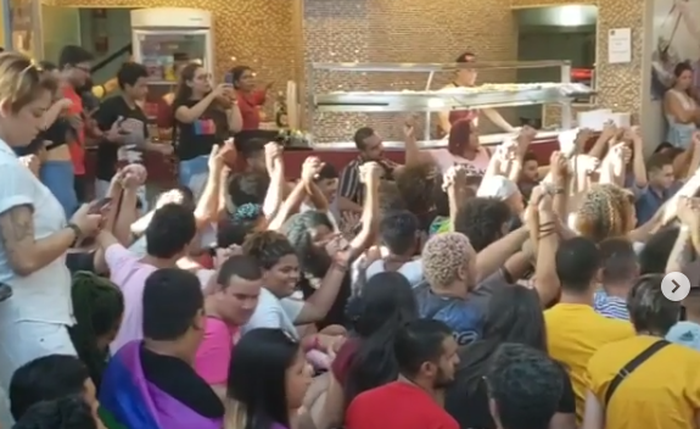 Grupos protestaram durante a tarde na praça de alimentação do Pátio Shopping, em Maceió