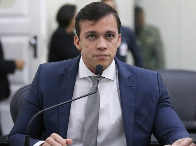 Delegado Leonam defende direito de mães estudantes amamentarem seus filhos