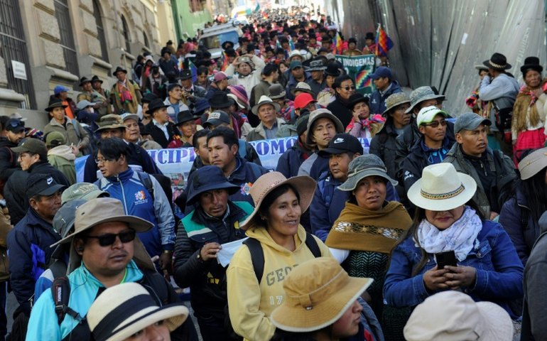 Milhares de bolivianos marcham em apoio a presidente duas semanas após tentativa de golpe; fotos