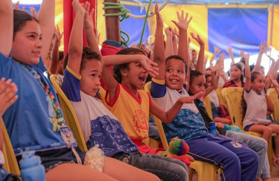 Espetáculo circense leva noções de empreendedorismo aos alunos e alunas de Arapiraca