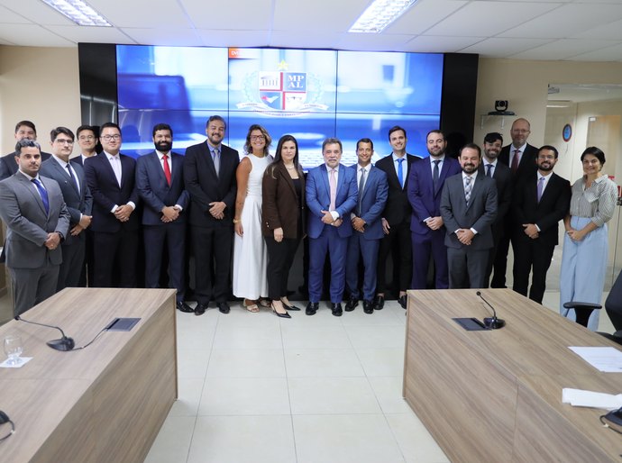 PGJ Lean Araújo fala sobre atuação institucional do MPAL ao receber visita de cortesia de novos juízes do TJ/AL