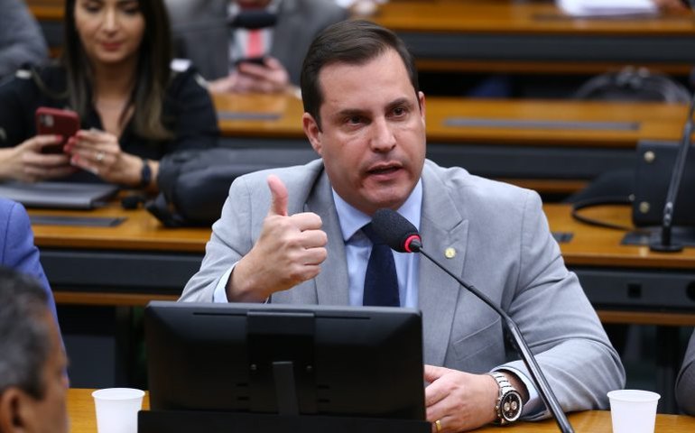 Projeto obriga companhia aérea a oferecer internet de graça em voos com mais de duas horas