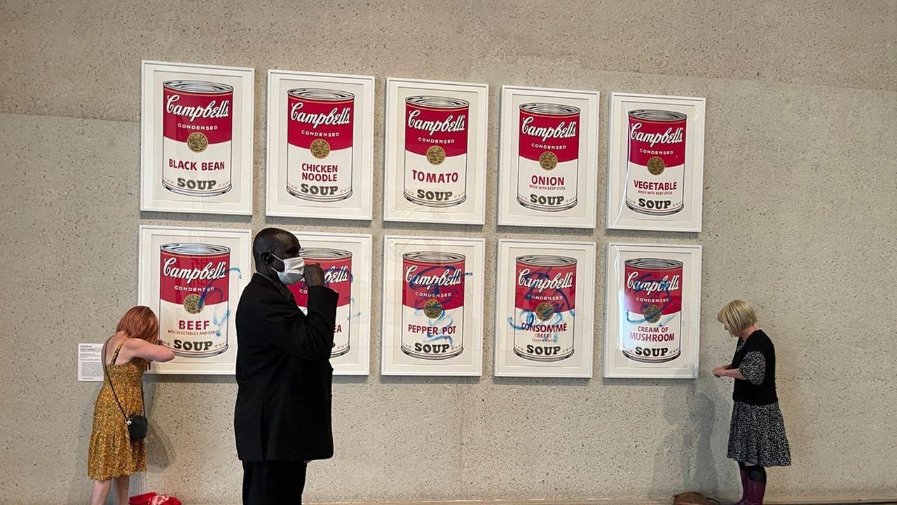 Ativistas ambientais colam mãos em obra icônica de Andy Warhol na Austrália