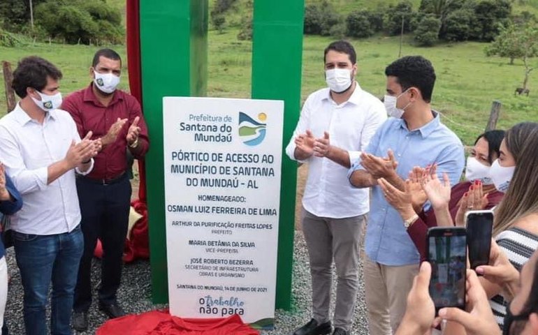 Prefeitura de Santana do Mundaú entrega pórtico de acesso, letreiro turístico e sinalização de ruas