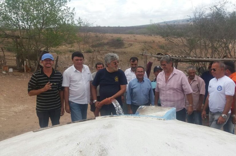 Caminhões-pipa entregam água para famílias na zona rural de Traipu