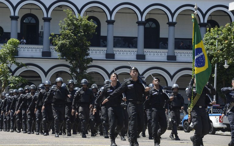 PM do Rio apreende toneladas de drogas em galpão e contêiner na Zona Norte
