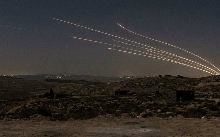 Irã lança mísseis contra Israel
