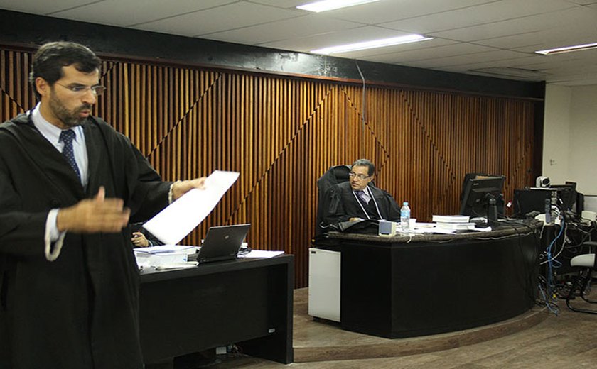 Acusado de matar empresário não comparece e júri segue à revelia