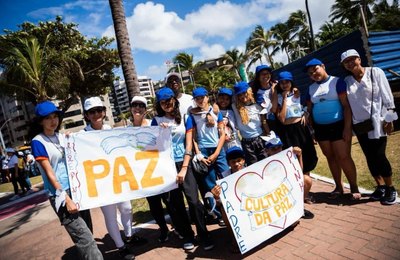 Caminhada da Paz leva centenas de estudantes de escolas municipais à praia de Jatiúca