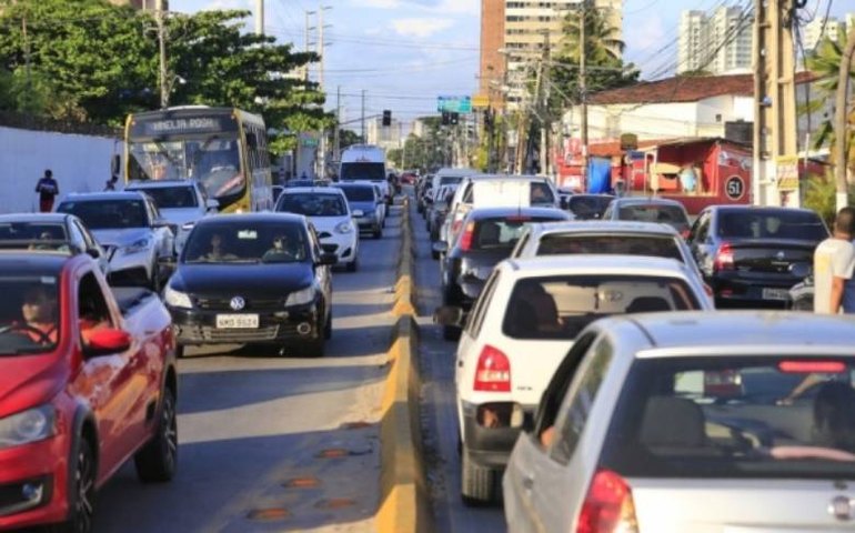 Fluxo de veículos em estradas pedagiadas cai 0,3% em outubro ante setembro