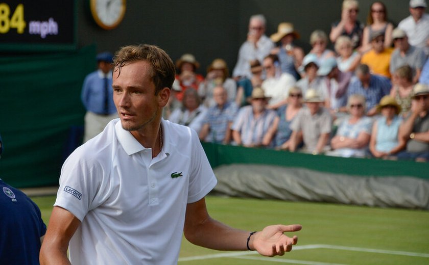 Maior favorito ao título, Daniil Medvedev supera estreia no Aberto da Austrália