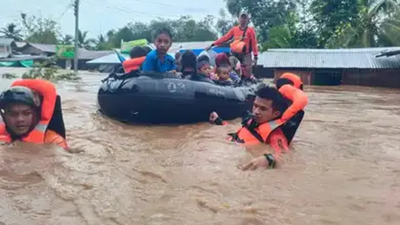 Tempestade tropical atinge as Filipinas, causa inundações e deslizamentos e mata dezenas