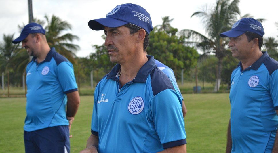 Betinho conversa com a equipe antes do treino (Foto: Portal A8SE)