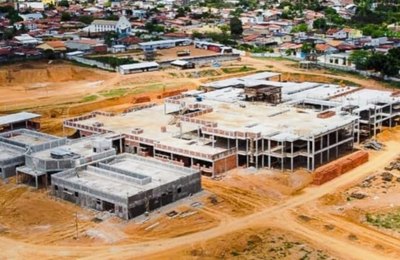 Paulo Dantas e Júlio Cezar assinam Ordem de Serviço para retomada de obras do Hospital do Médio Sertão