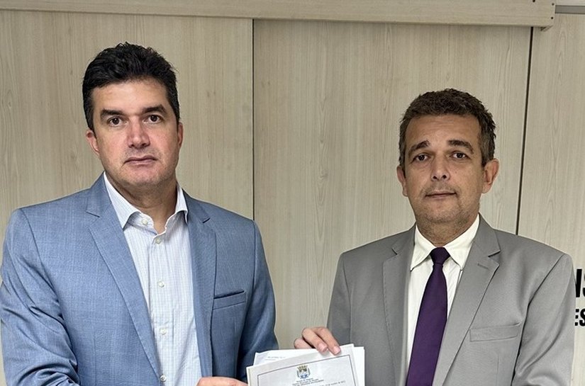 Rui Palmeira entrega à Defensoria Pública laudo técnico que comprova inexistência de tratamento de esgoto na Santa Lúcia
