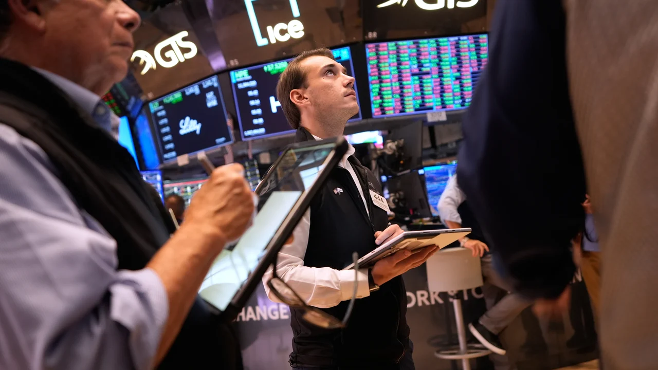 Bolsas de valores sobem em todo o mundo depois que os preços do petróleo e os rendimentos dos títulos reverteram parte dos ganhos da semana passada.